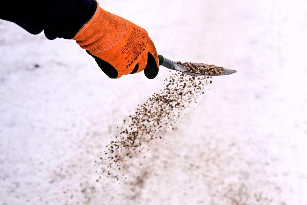 Die Stadt Achim stellt Streugut kostenlos zur Verfügung. (Symbolbild)