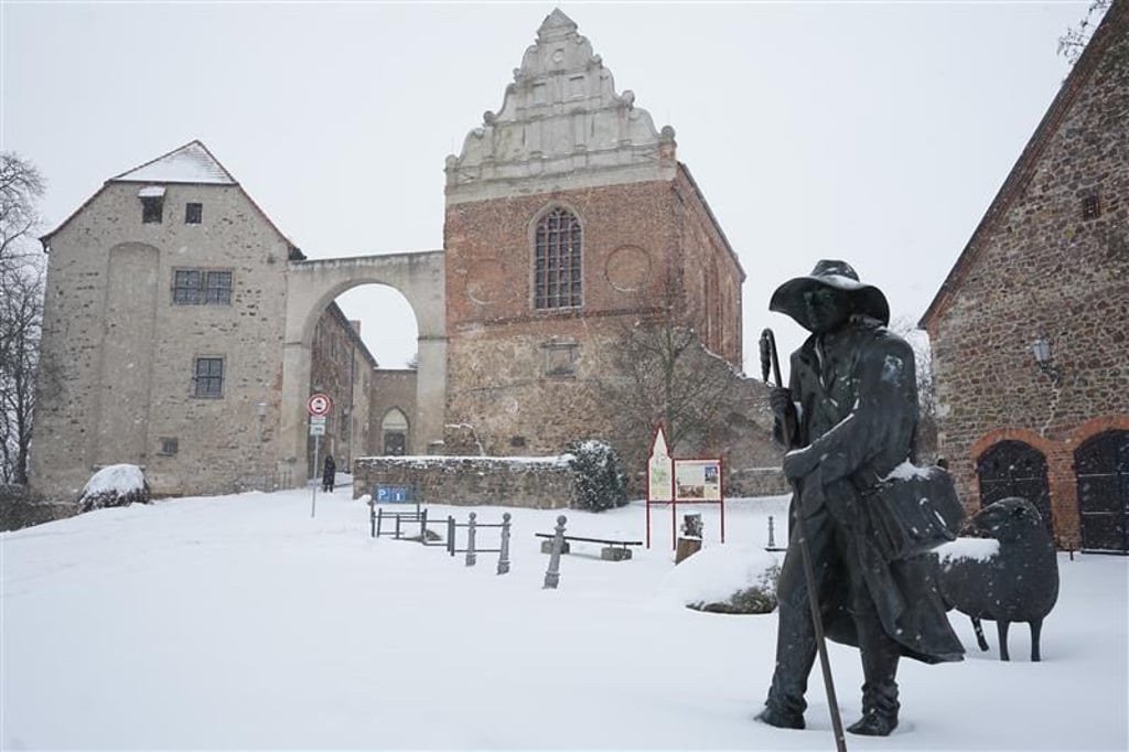 Winter in Wolmirstedt: Der Schäfer auf der Schlossdomäne steckt im Schnee.