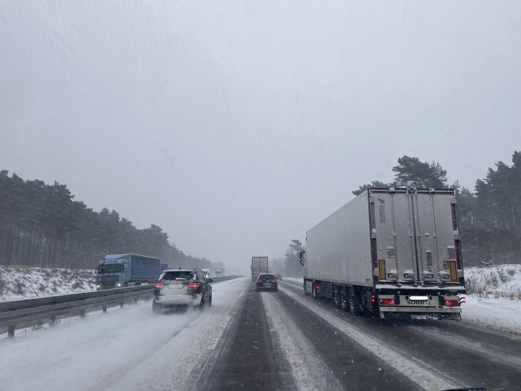 Auch wenn die linke Fahrspur der Autobahn 2 zwischen Burg-Ost und Burg-Zentrum nicht beräumt ist, wird sie dennoch genutzt.