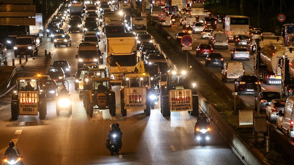 Traktoren sind auf der Pariser Ringstraße unterwegs.