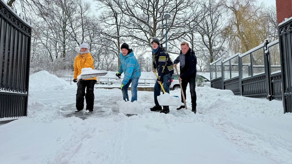 In drei Generationen kämpft die Familie Jäckel in Sangerhausen gegen den Schnee. Vl : Manja,Steffen, Moritz und Klaus Jäckel