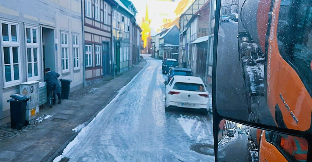 Die Straßen sind zu vereist für die Müllfahrzeuge. 