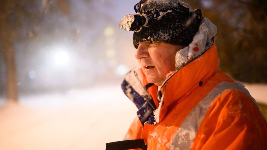 Götz Harbart, Anwohner in Laatzen bei Hannover, beim Schneeschippen: „Das wird ein langer Tag.“