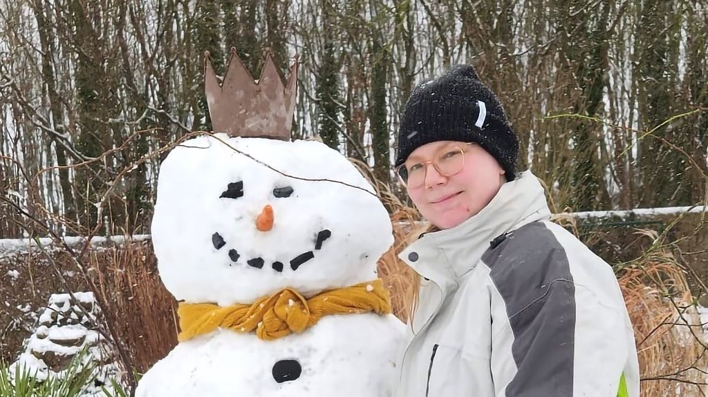Volksstimme-Leseraktion „Zeigt her Eure Schneemänner“ im Januar 2026:  Familie Krüger aus Kerkuhn (Arendsee), hier Mama Isabelle, schickte uns eine große Schneekönigin.