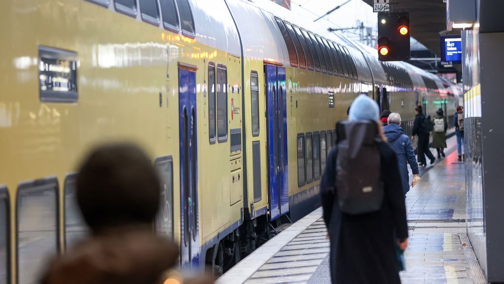 Das Winterwetter schränkt den Zugverkehr in Norddeutschland ein. Fahrgäste des Bahnunternehmens Metronom müssen zunächst umplanen. (Archivbild)