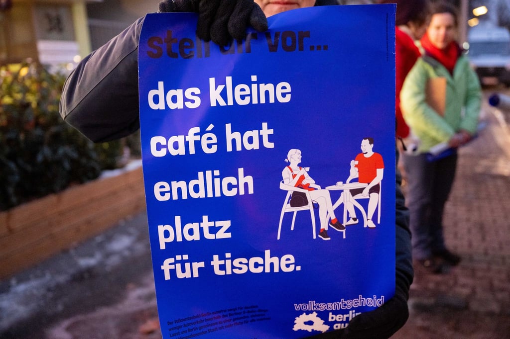 Helfer der Initiative „Verkehrsentscheid“ sammeln für das Volksbegehren Unterschriften.