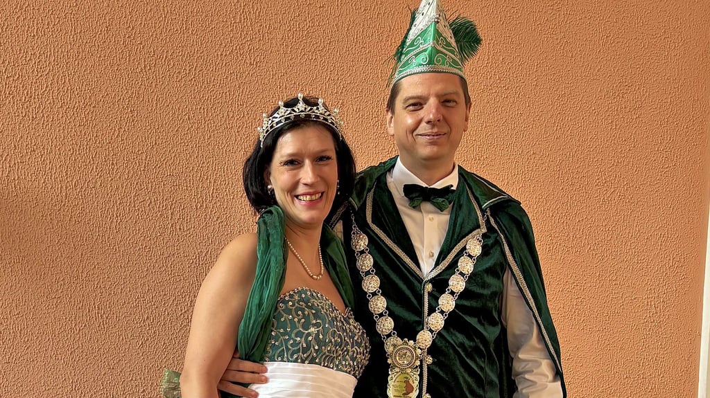 Das Prinzenpaar des Steckbyer Carnevalsclub Grün-Weiß – Anika II. und Levente I. – hat seinen ersten großen Auftritt bei der Veranstaltungspremiere im Rephun’s Garten.