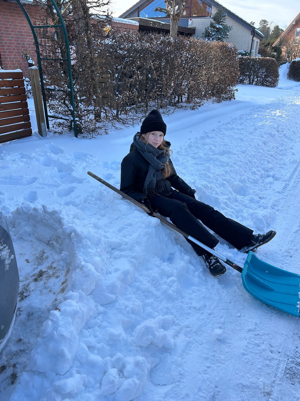 "Jetzt aber mal eine Pause", denkt sich Olivia beim Winterdienst in Wahlitz.