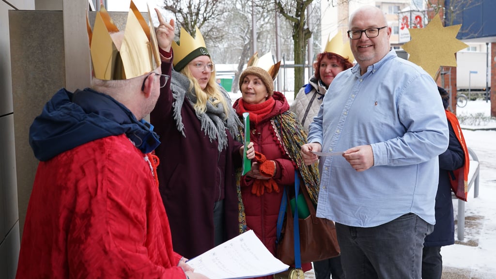 Die Sternsinger klebten zusammen mit Bürgermeister Mike Steffens den Segen an den Rathausbriefkasten.