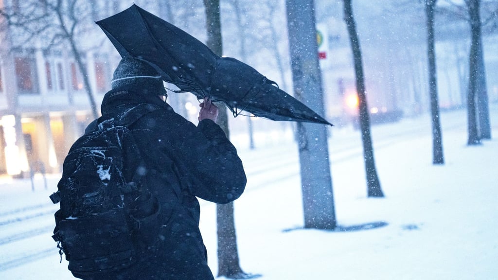 Viel Schnee und eisiger Wind sorgen in Niedersachsen und Bremen für Herausforderungen.