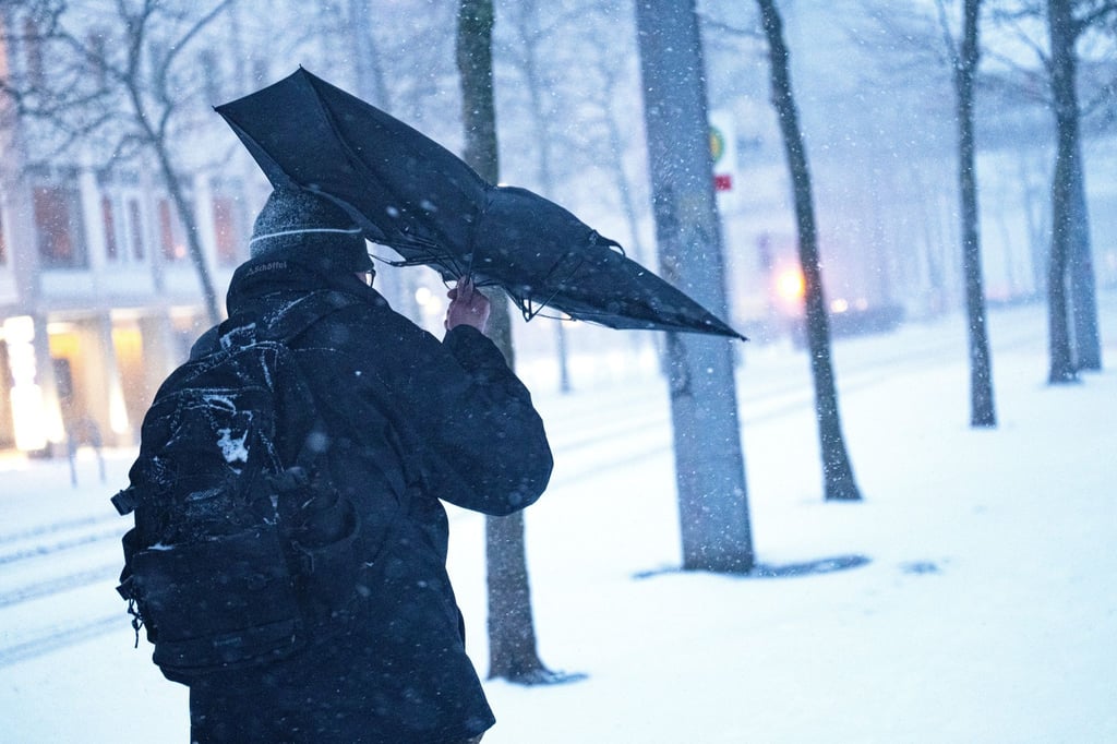 Viel Schnee und eisiger Wind sorgen in Niedersachsen und Bremen für Herausforderungen.