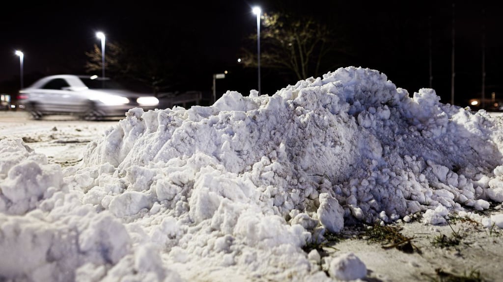 Schnee häuft sich am frühen Morgen an einer Straße. "Elli" hat Schnee nach Sachsen-Anhalt gebracht.&nbsp;