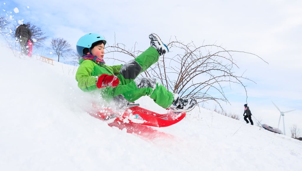 ... hat geschneit die ganze Nacht, wir wollen rodeln gehen. So schön kann Winter sein. Wo es die schönsten Pisten für den Schlitten gibt, verraten wir in unserer Übersicht.