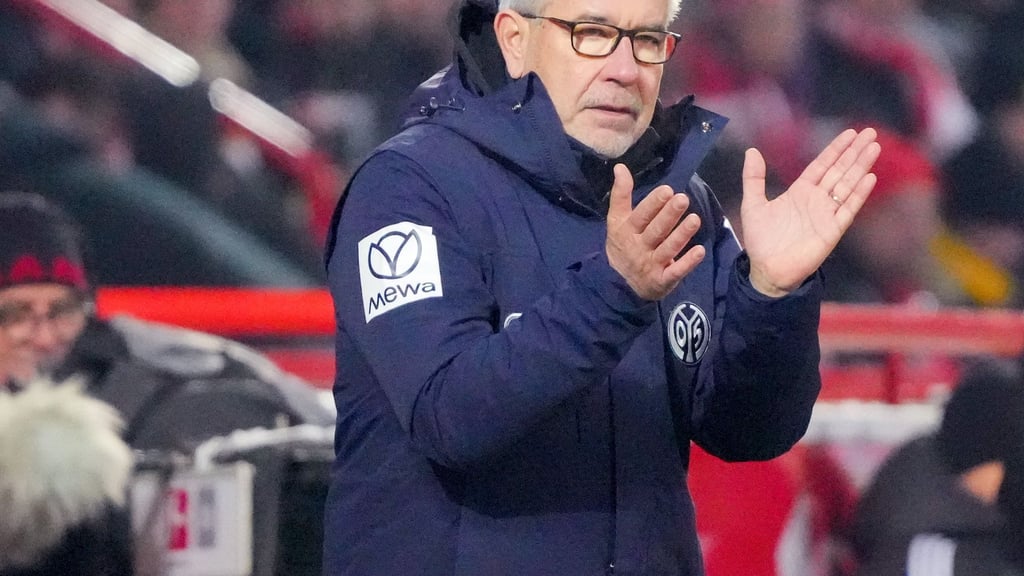 Mainz-Trainer Urs Fischer klatscht in die Hände.