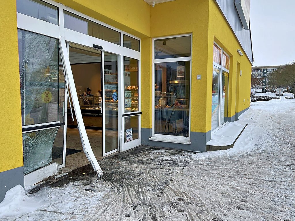 Ein Auto ist am Freitag in den Netto-Markt am Zepziger Weg in Bernburg gekracht. 