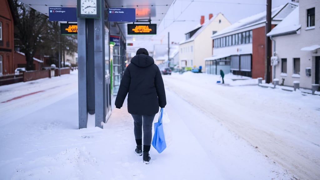Viel Schnee und eisiger Wind sorgen in Niedersachsen und Bremen für Herausforderungen.