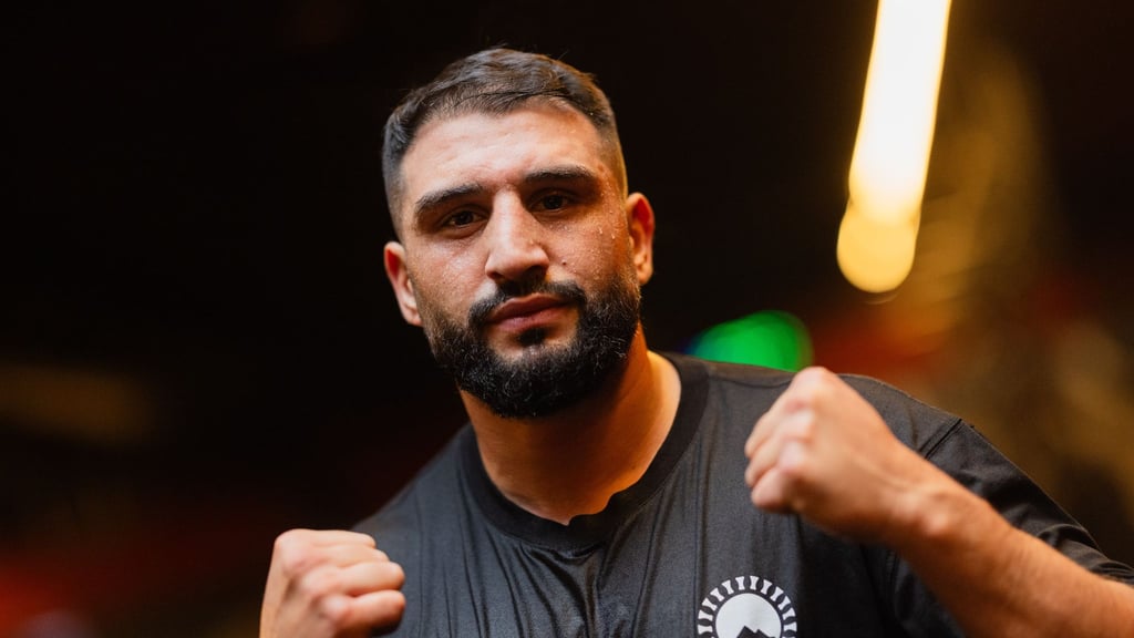 Agit Kabayel feiert einen K.o.-Sieg in Oberhausen.