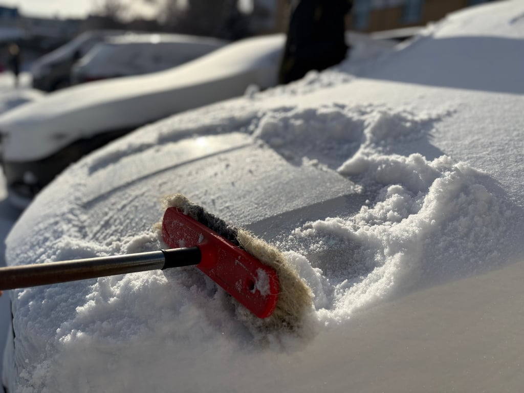 Gut ausgerüstet sollte es ganz fix gehen, das Auto vom Schnee zu befreien.