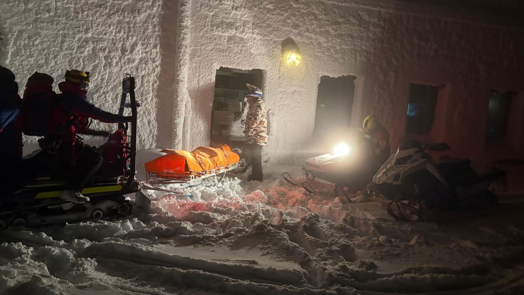Kameraden der Feuerwehr Schierke und Mitstreiter der Bergwacht Wernigerode mussten in der Nacht zum Samstag, 10. Januar, einen gestrandeten Wanderer vom Brocken retten.