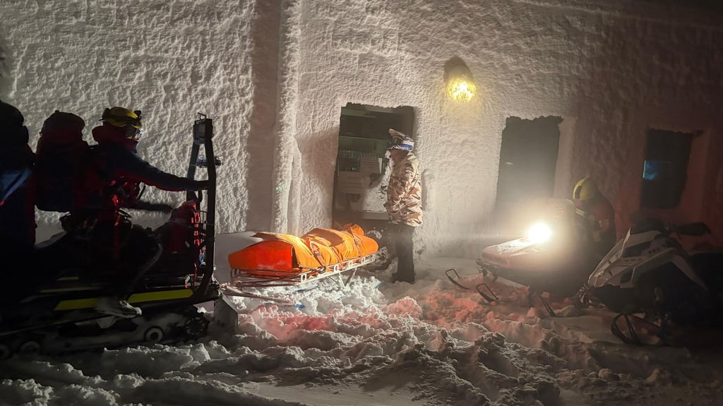 Kameraden der Feuerwehr Schierke und Mitstreiter der Bergwacht Wernigerode mussten in der Nacht zum Samstag, 10. Januar, einen gestrandeten Wanderer vom Brocken retten.