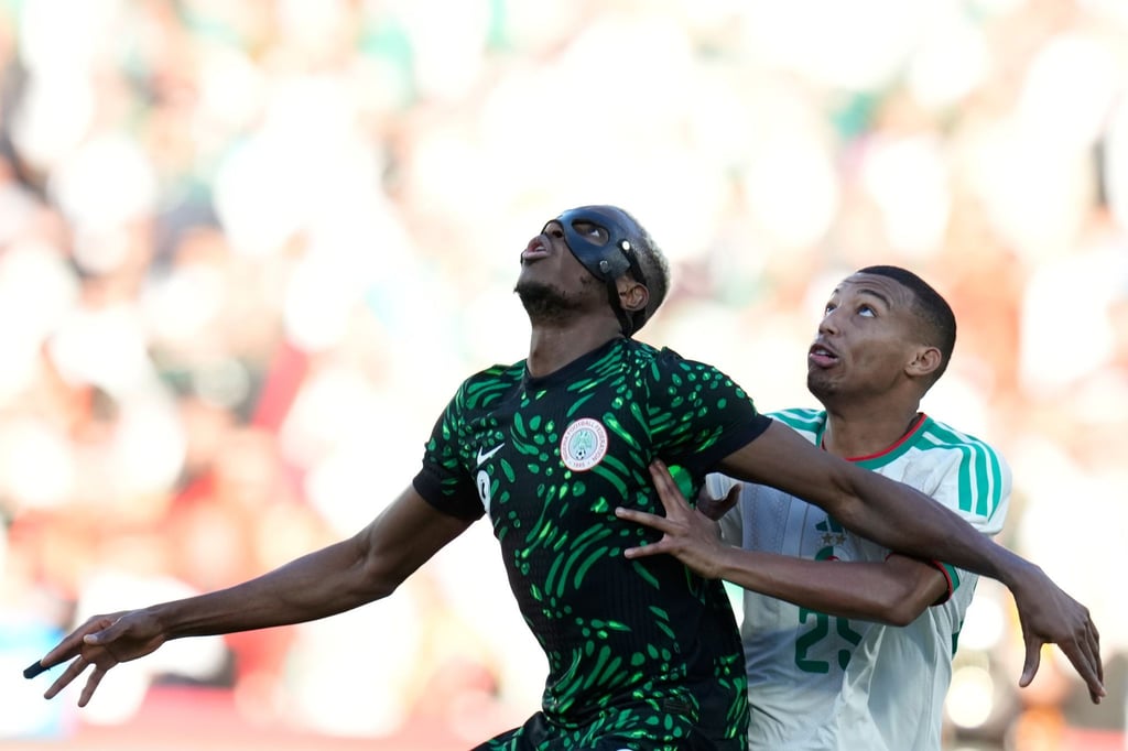 Immer den Ball im Blick: Victor Osimhen (l)