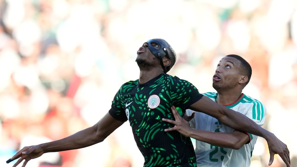 Immer den Ball im Blick: Victor Osimhen (l)