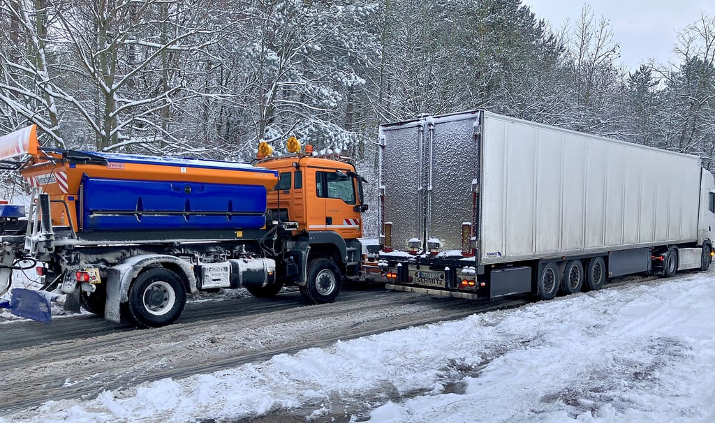 Nichts ging mehr am Freitagvormittag auf der Weißenfelser Käthe-Kollwitz-Straße. Nur der Winterdienst konnte helfen.