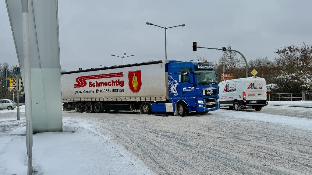 Der Lkw ist an der Auffahrt zur Bahnhofsbrücke liegen geblieben. 