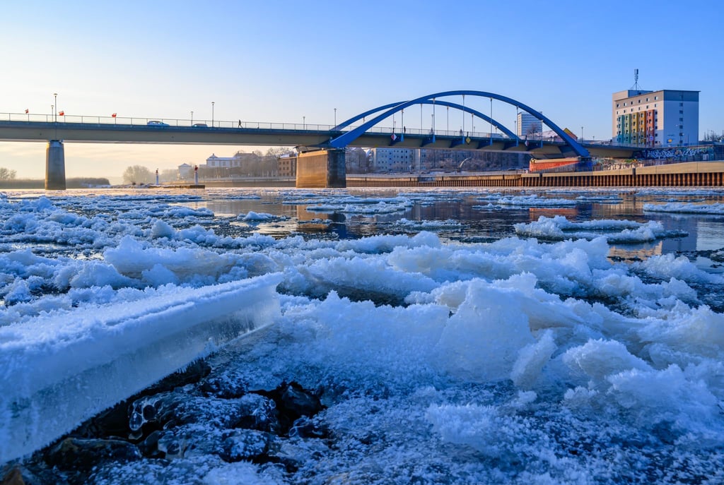 Auf der Oder hat sich bereits Eis gebildet. (Archivbild)