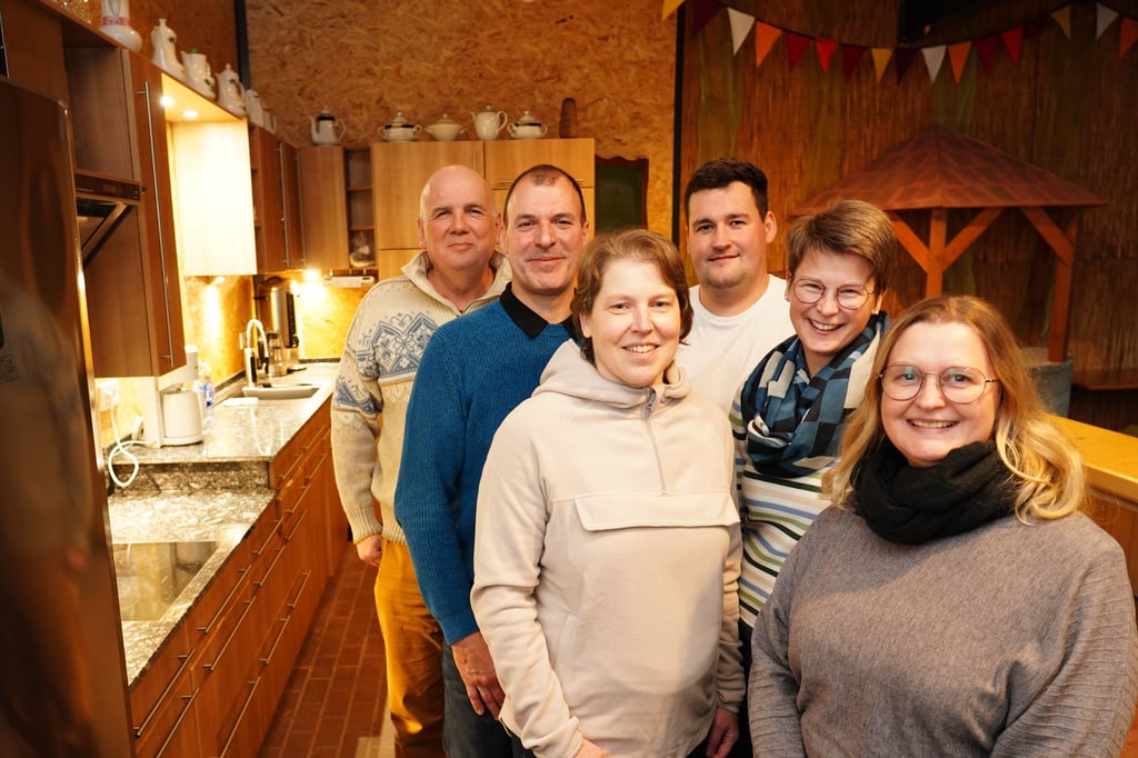 Große Freude über die neu eingerichtete Küche in Schleberodas nunmehr „echtem“ Dorfgemeinschaftshaus bei Carsten Dufner (v.l.), Christian Haase, Karola Schied, Paul Harnisch, Cornelia Hofmann und Dagmar Haase.