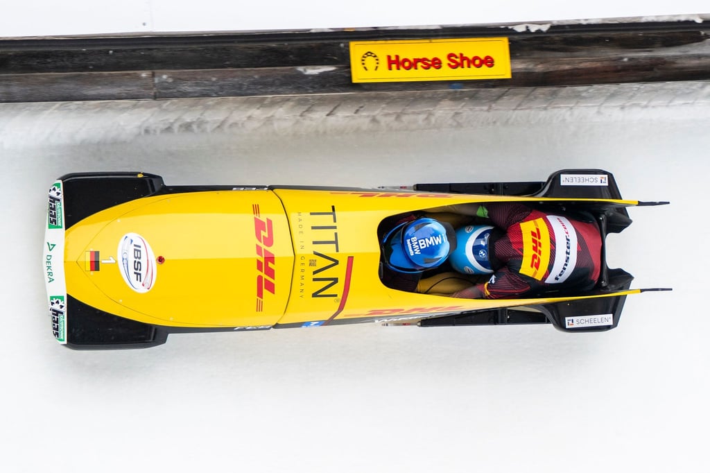 Johannes Lochner (l) und Georg Fleischhauer holen beim Zweierbob-Weltcup in St. Moritz ihren zweiten EM-Titel im kleinen Schlitten.