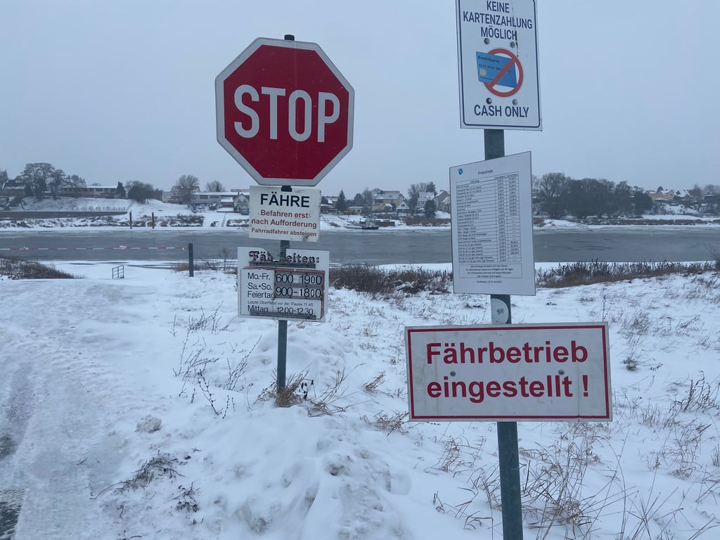 Aus Sicherheitsgründen und aufgrund des Winters, der für Eisschollen auf der Elbe sorgt, ist der Betrieb der Fähren im Jerichower Land eingestellt.