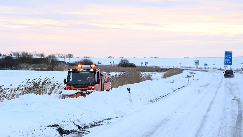 Schneeverwehungen haben in Wilhelmshaven und im Landkreis Friesland Straßen blockiert.
