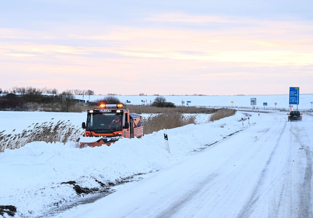 Schneeverwehungen haben in Wilhelmshaven und im Landkreis Friesland Straßen blockiert.