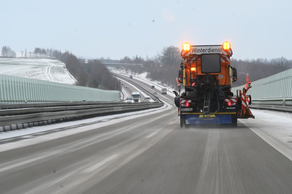 Lkw blockieren Straßen in Sachsen – Winterwetter erschwert Verkehr. (Archivbild)