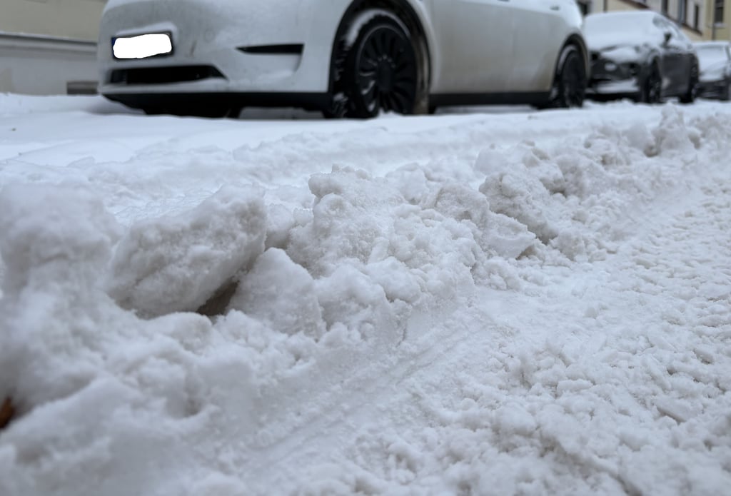 Besonders in Nebenstraßen müssen Bewohner mit viel Schnee auf den Straßen rechnen - der Winterdienst hat vorrangig die Hauptverkehrsadern im Visier.