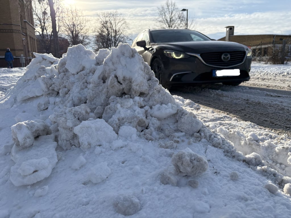 Die Kommunen haben alle Hände voll zu tun, um dem Winterdienst nachzukommen und die kommunalen Straßen freizuhalten.