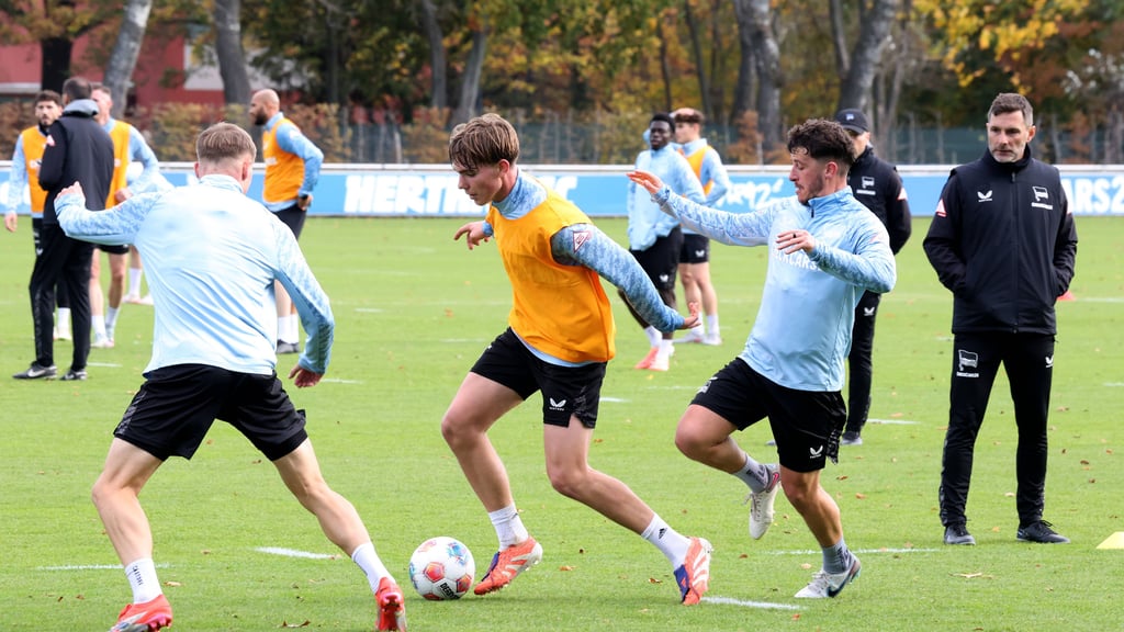 Kenneth Eichhorn (2.v.r.) wird im Training von Ex-RB-Profi Diego Demme verfolgt.