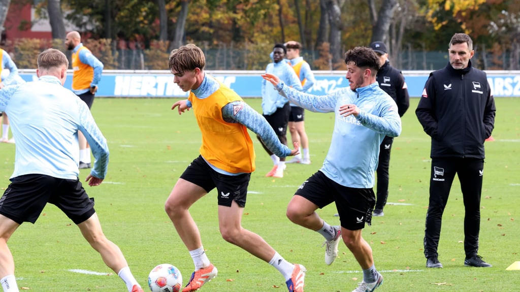 Kenneth Eichhorn (2.v.r.) wird im Training von Ex-RB-Profi Diego Demme verfolgt.