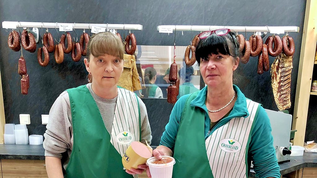 Katja Heinrich und Anke Thomas (v.l.) bedienen die Kunden in der neuen Fleischerei-Filiale der Osterland GmbH im Diska-Markt in Osterfeld.