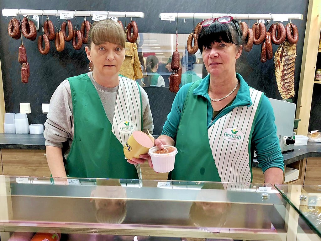 Katja Heinrich und Anke Thomas (v.l.) bedienen die Kunden in der neuen Fleischerei-Filiale der Osterland GmbH in Osterfeld. 