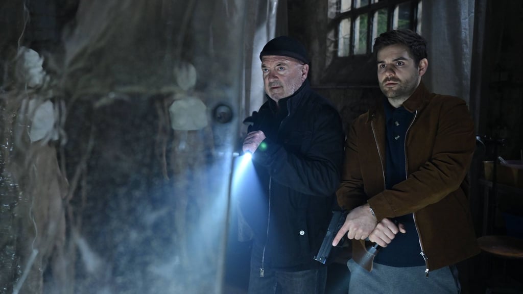 Otto Garber (Florian Martens, l) und Nils Makowski (Lucas Reiber) bietet sich ein schockierender Anblick.