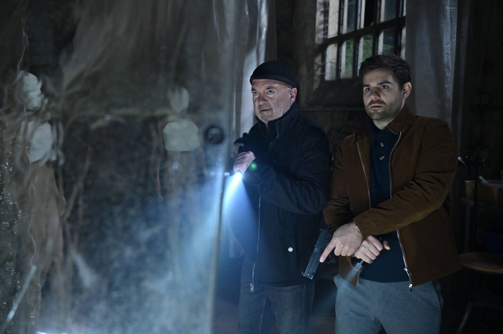 Otto Garber (Florian Martens, l) und Nils Makowski (Lucas Reiber) bietet sich ein schockierender Anblick.