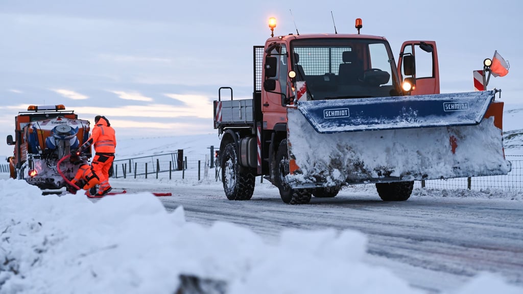 Die Räumdienste haben Probleme, Schneeverwehungen von den Straßen in Ostfriesland zu räumen.
