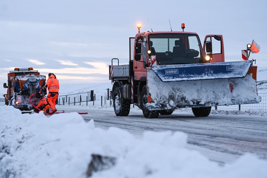 Die Räumdienste haben Probleme, Schneeverwehungen von den Straßen in Ostfriesland zu räumen.
