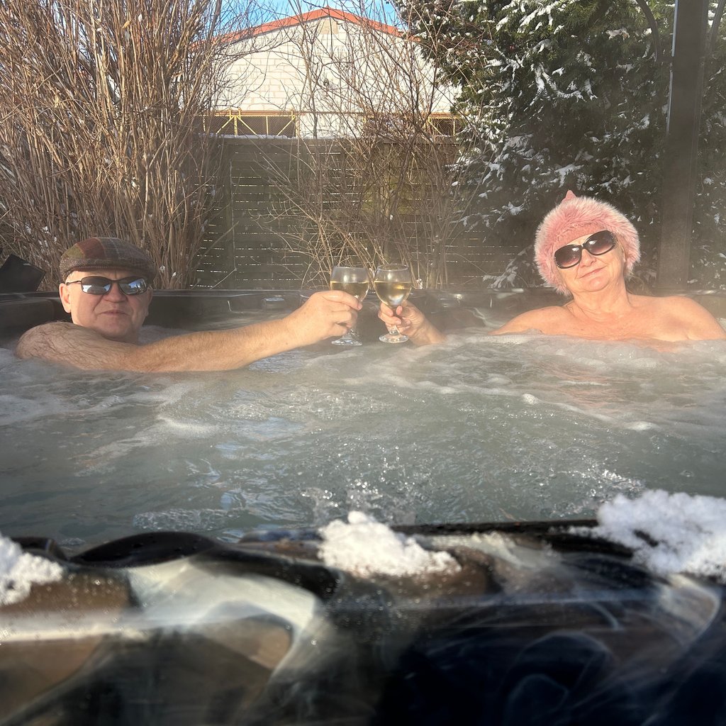 Badefreuden in Wahlitz: Mit Mütze und Prosecco geht es bei -5 Grad Celsius Außentemperatur in den Pool. Sturmtief "Elli" kann man im Jerichower Land auch etwas Positives abgewinnen.