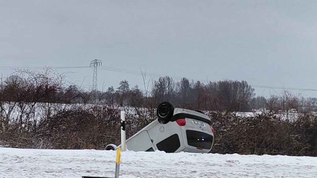 Auf der Altener Randstraße ist ein Auto in den Straßengraben gerutscht.