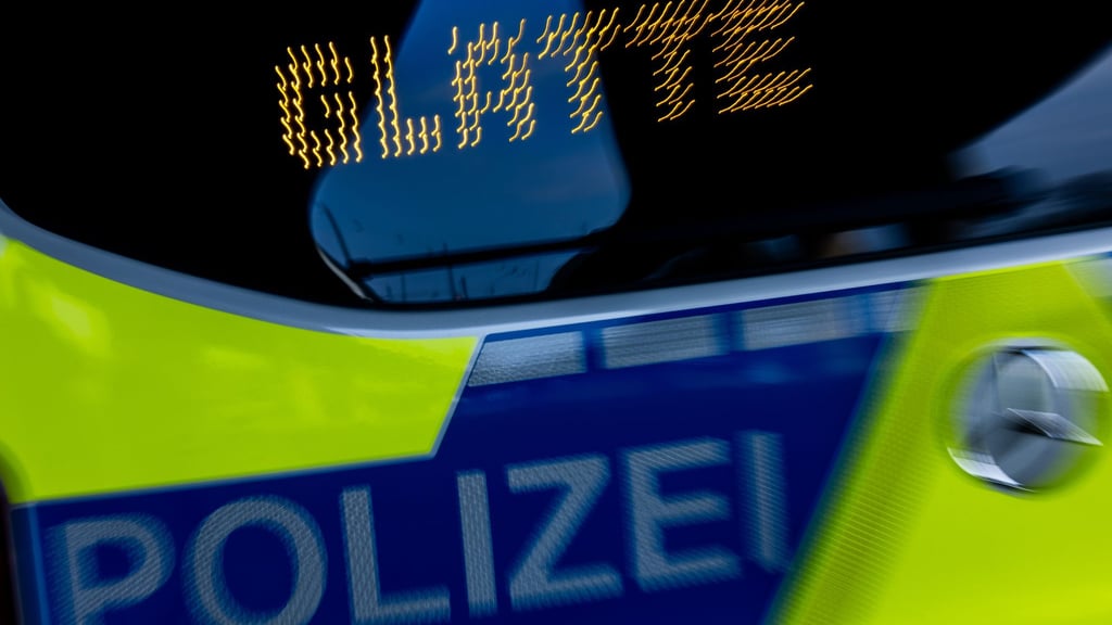 Die Polizei musste am Freitag und Samstag zu zahlreichen Unfällen. (Symbolbild)