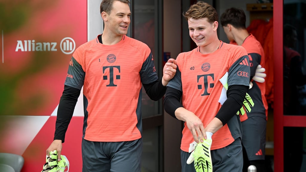Optimale Torwart-Kombination: Manuel Neuer (l) und Jonas Urbig. (Archivbild)