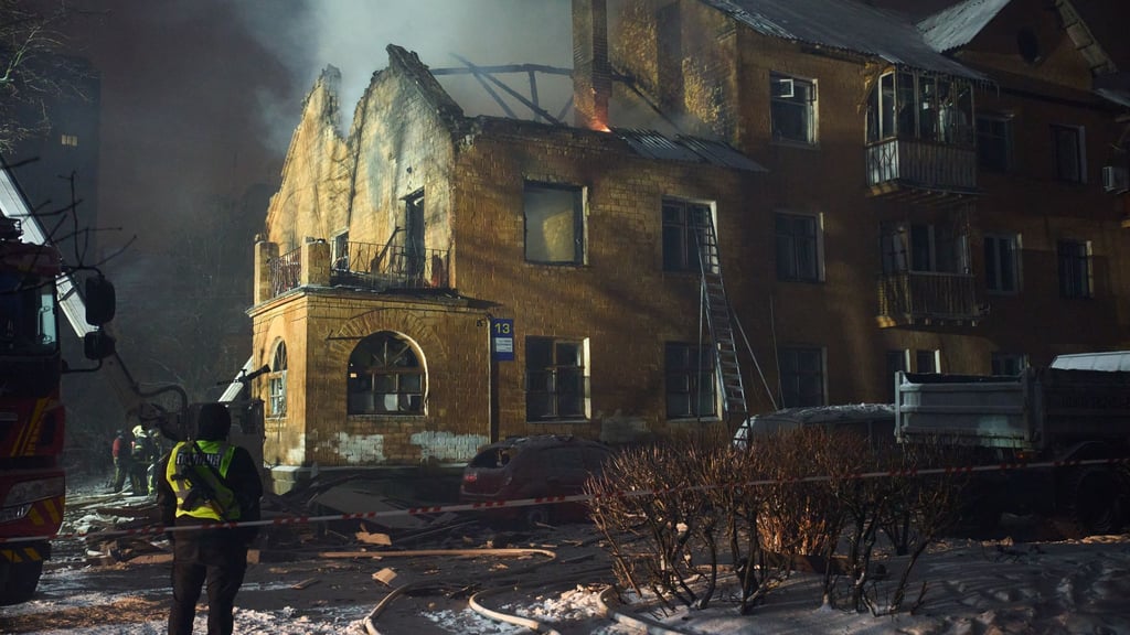 In der Hauptstadt Kiew werden immer wieder auch Wohnhäuser beschädigt.